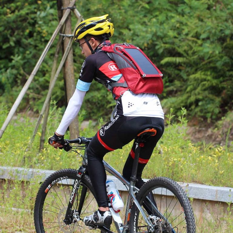 BBWC 10L bike rugzak met drinkreservoir rood zonnepaneel Zonnnebanklampen